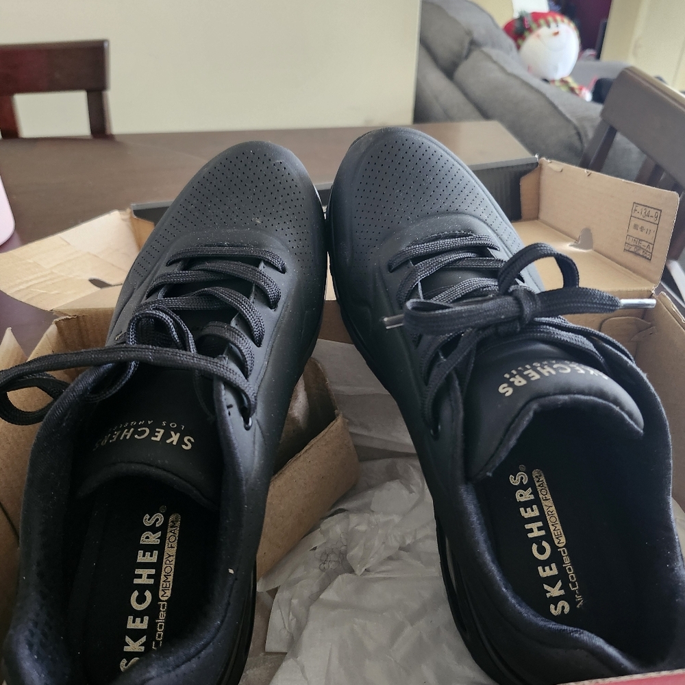 Sketchers street tennis shoes